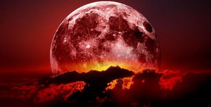 Kolme UFOa havaittiin punaista kuuta vastaan