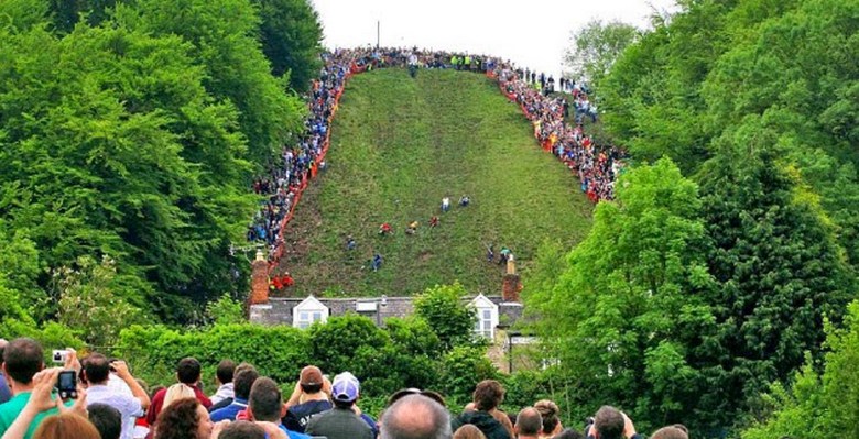 Perinteiset juustokilpailut pidettiin Cooper Hillillä Gloucestershiressä