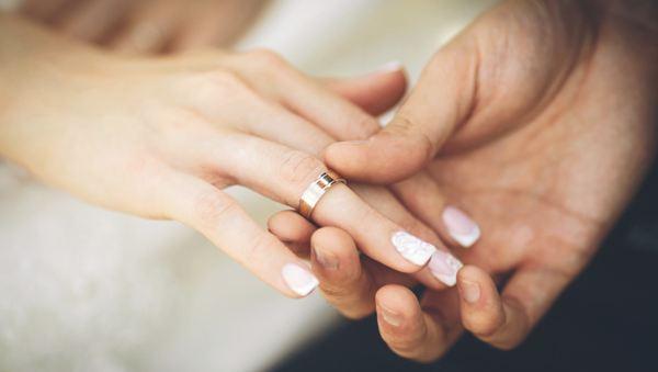 joiden sormet ovat renkaita 