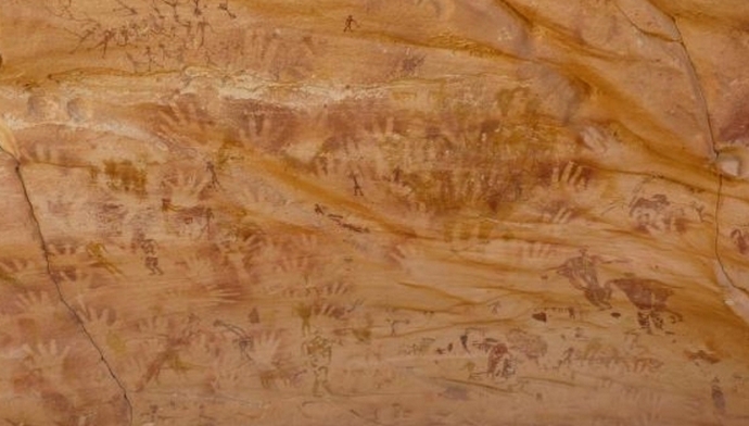 Kalliolta löytyy vieraita kämmenjälkiä