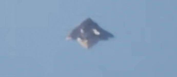 Pyramidaalinen UFO lentää Brasilian yli