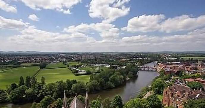 Valkoinen UFO lentää Worcesterin yli