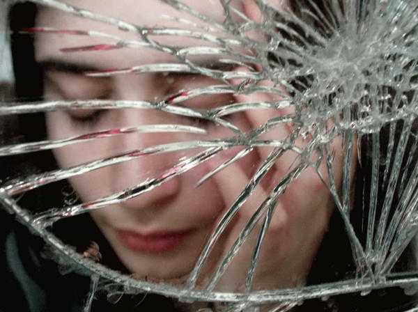 katso rikkoutuneeseen peiliin 