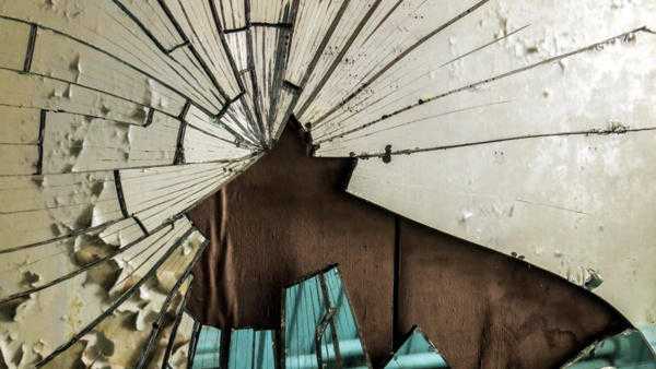 merkkejä rikkoutuneesta peilistä 