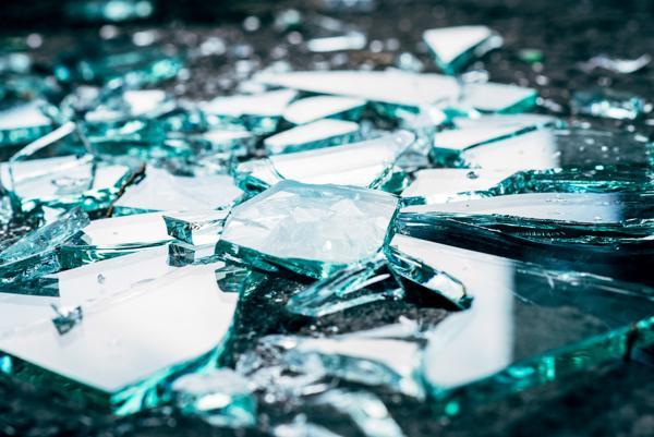 Lasi rikkoutuu jonkun avulla 