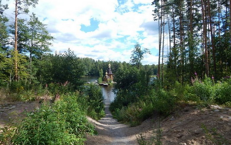 Pieni venäläinen kirkko on yksinkertaisesti upea kauneus