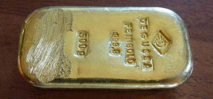 Saksalainen saarnaaja löysi järvestä puolikilpailun kultatangon