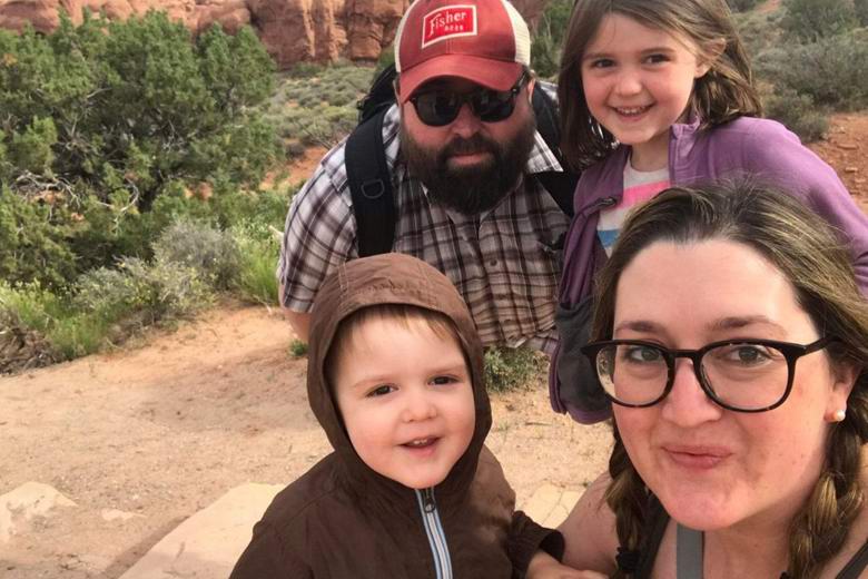 Epätavallinen optinen illuusio nähtiin perhevalokuvassa