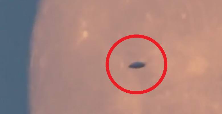 Tunnistamaton lentävä esine lensi täysikuun taustalla