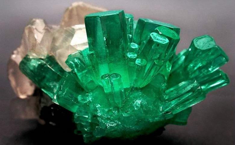 Uskomattoman kallis smaragdi, jota on mahdotonta saada käsiinsä