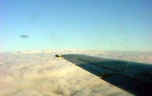 UFOt tallentavat lentokoneet