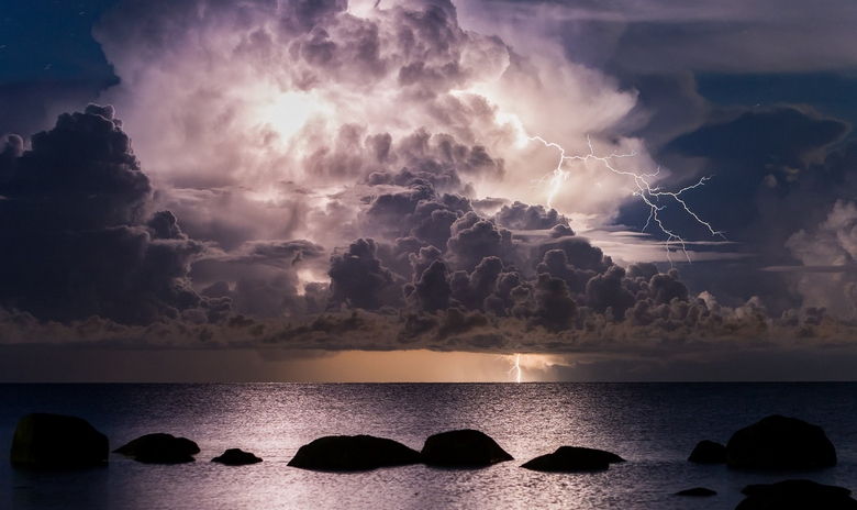 UFO lensi ukonilmalla Itämerestä