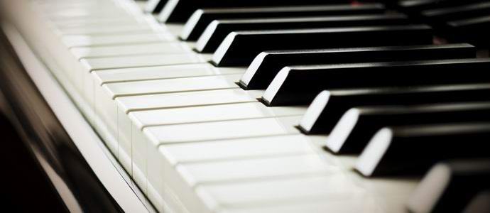 Uuden-Seelannin somnambulistityttö soittaa pianoa unessa