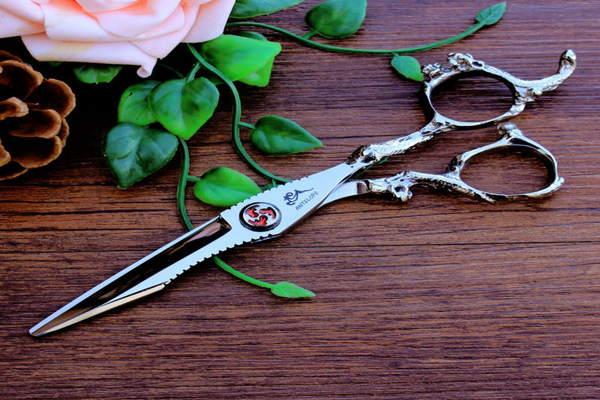 Sakset putosivat lattialle 