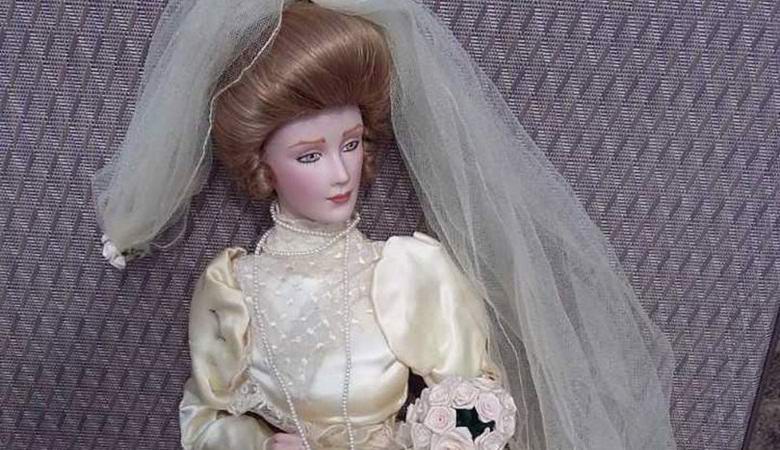 Pakko-aikainen nukke rokkasi tuolia televisiostudiossa