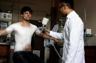 Vaatteet ruiskutölkeistä: suunnittelija sekoitti tiedettä ja muotia