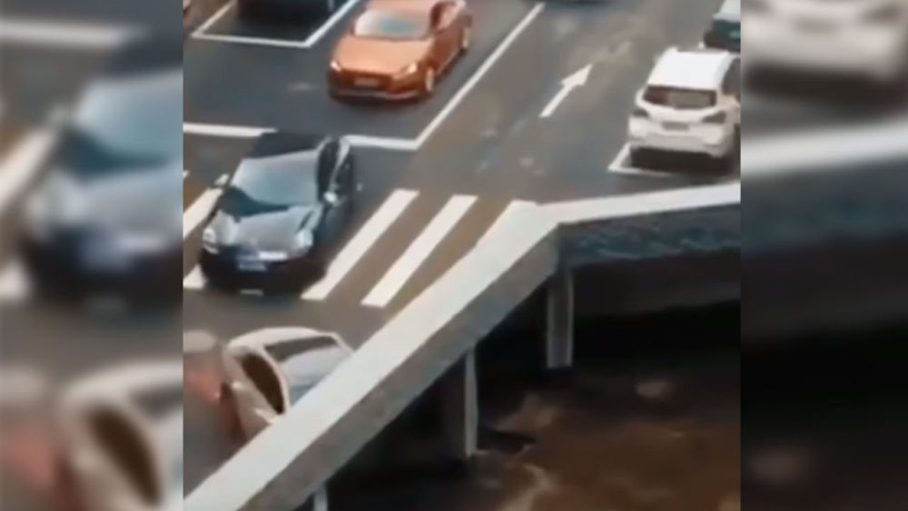 Optinen harha, kun koneet katoavat sillasta hämmentyneitä käyttäjiä