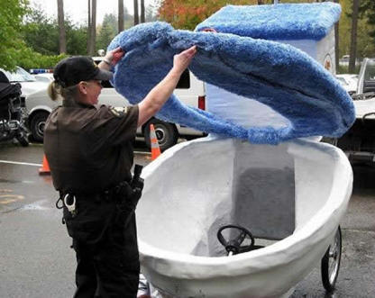 Pienet pojat tekevät saman asian kun lähestyvät wc: tä.