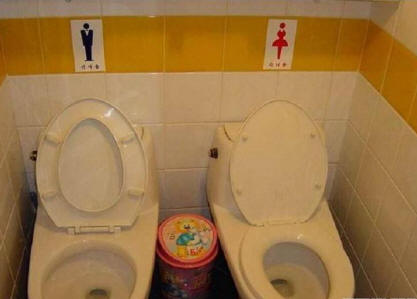 Alkuperäinen ratkaisu ongelmaan: kaksi wc: tä. Kaikki ovat onnellinen - miehet, naiset ja pienet pojat.