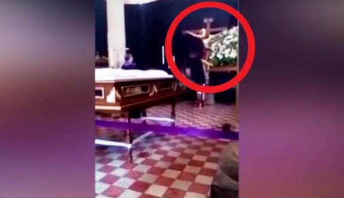 Jeesuksen Kristuksen elvytetty patsas hämmentää seurakunnan jäseniä