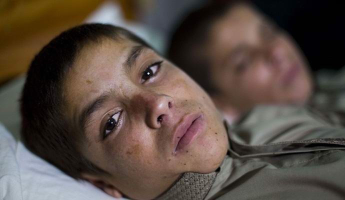 Pakistanilaiset pojat salaperäisellä tavalla