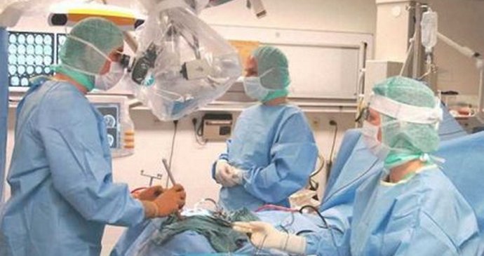 Maailman ensimmäinen päänsiirto-operaatio