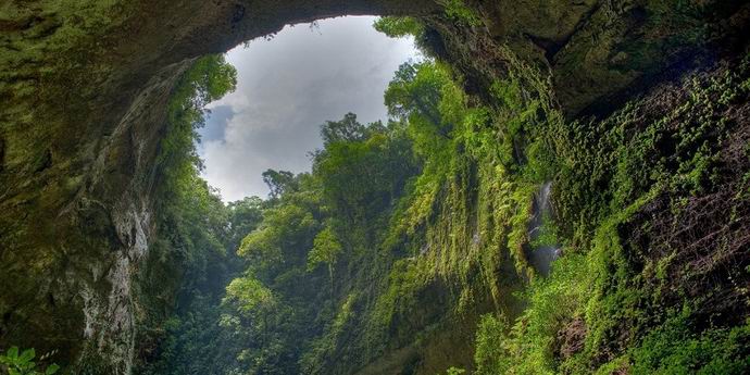 Luola, jolla on oma viidakko, joki ja jopa pilvet