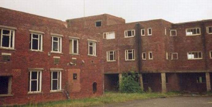 Kummituslääkäri kävelee hylätyn sairaalan käytävillä