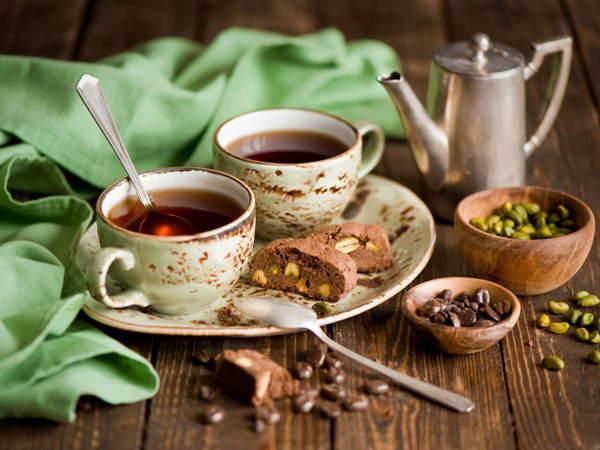 Juo teetä lusikalla 