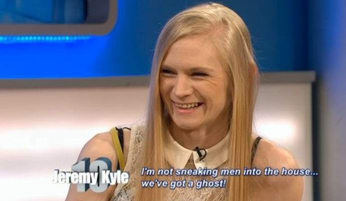 Epäillään maanpetoksesta, britit syyttävät kummitusta