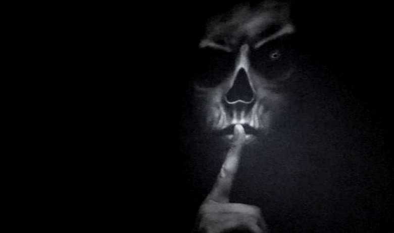 Teini-ikäiset ottivat varjo-olemuksen valokuvaan