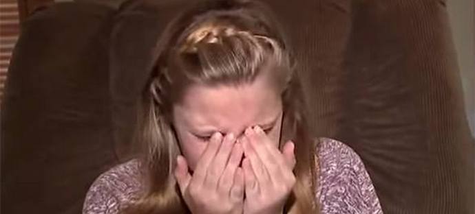 Jatkuvasti aivastava tyttö