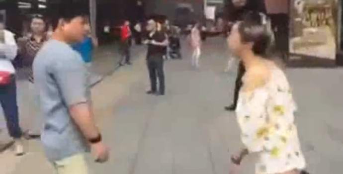 Internetissä tavanneet kiinalaiset taistelivat ensimmäisenä päivämääränään