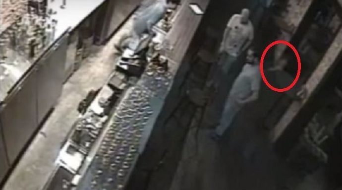 Ghost on kääntynyt kiinalaiseen baariin