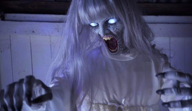 Haamutyttö juoksi kameran edessä Perun pankissa