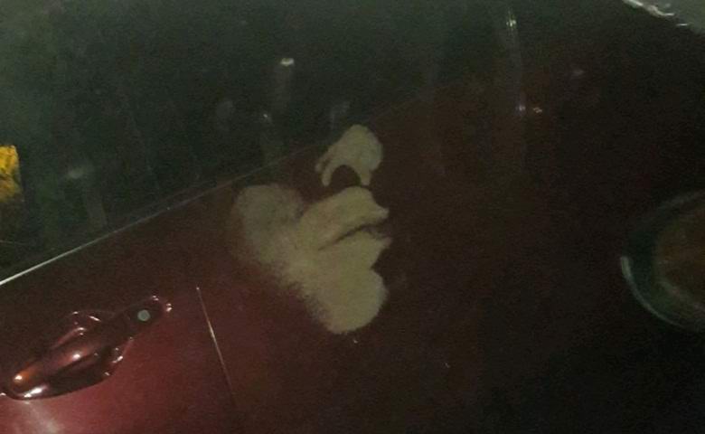 Autossa ilmestyi kasvot ja kämmenet aavemaisesti