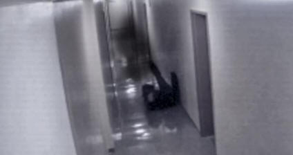 Varjo aave veti miestä jalkaan