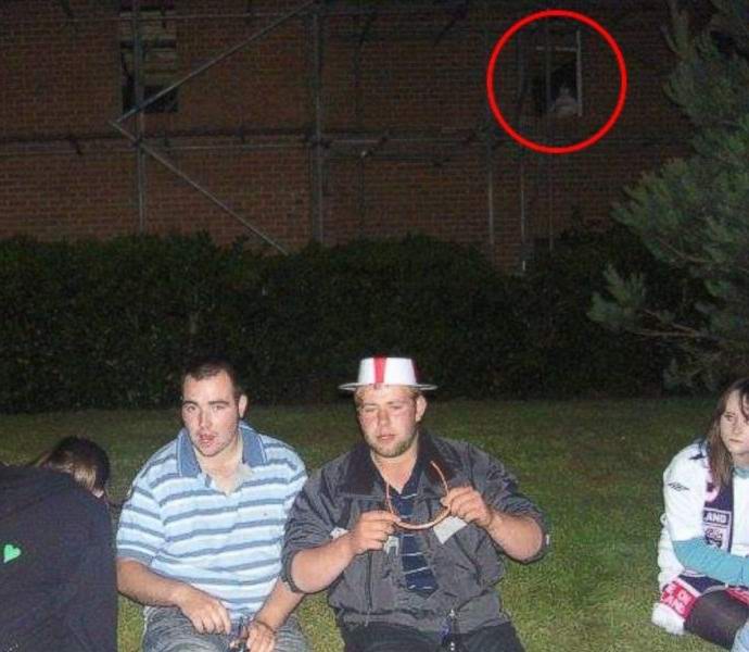 Kummitus katseli nuorten lepäävän