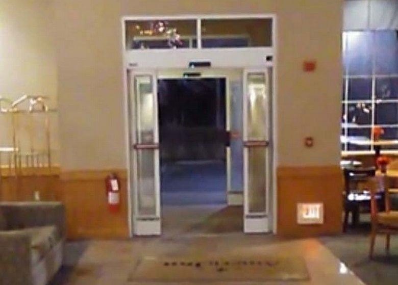 Aave avaa ja sulkee hotellin etuovet