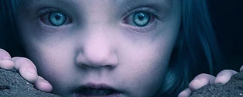 Teini-ikäinen haamu jättää käsinjäljet ​​seinille