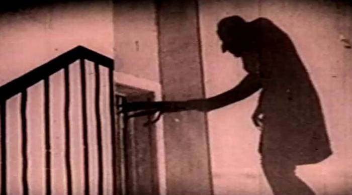 Kummitus kummittelee naista