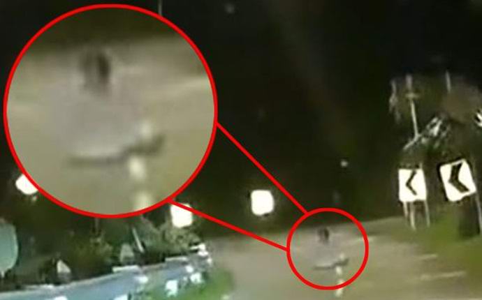 Kummitus istuu lootusasennossa yötiellä