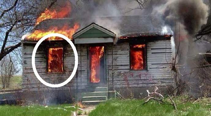 Kummitus palavassa talossa