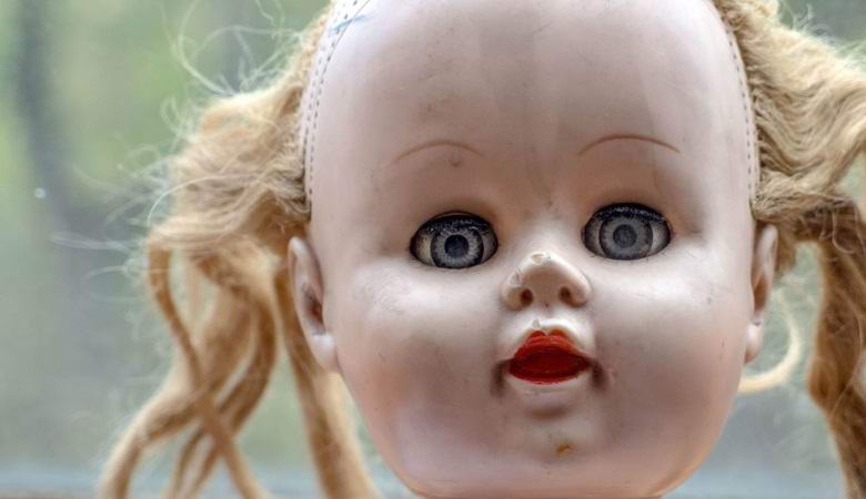 Kirottu nukke kääntää päätään, vilkkuu ja puhuu