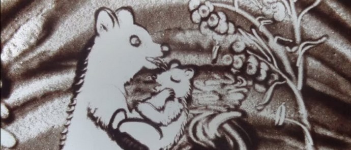 Psykologi parantaa lapsia maalaamalla hiekkaan