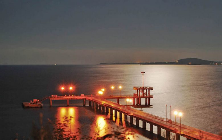 Sykkivä esine yötaivaalla Mustanmeren yli