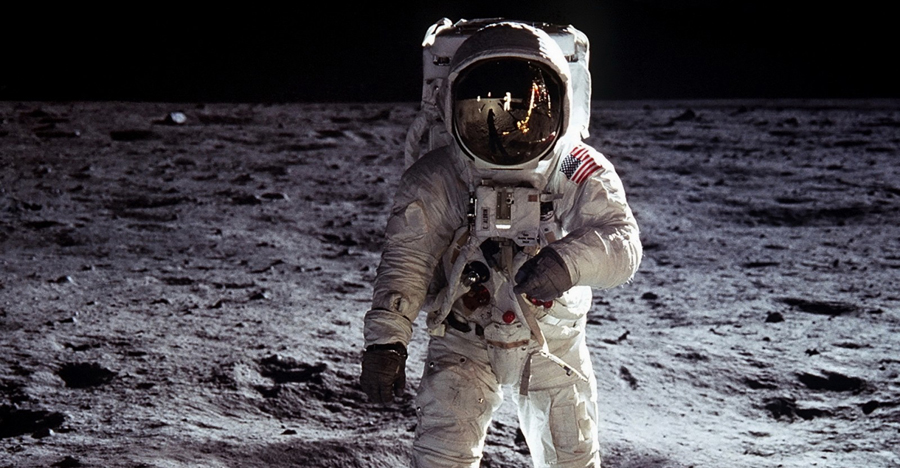 Viisikymmentä vuotta sitten Yhdysvaltain astronautit väitettiin laskeutuneen kuun pinnalle: kuinka moni amerikkalainen uskoi siihen tänään.