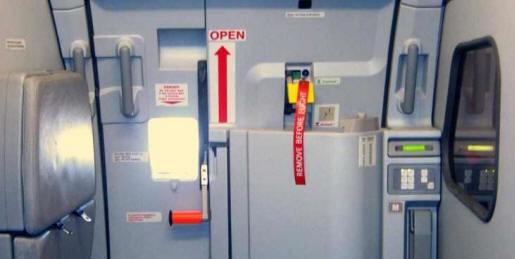 Airbus-A319-kone-ovi-1