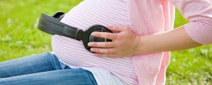 Kohdussa oleva vauva tappaa kätensä