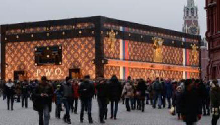 Venäläiset ovat järkyttyneitä rinnan näyttämisestä Punaiselle torille